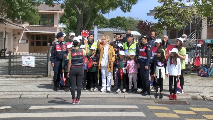 Emel Sayın yayalar için güvenli trafik etkinliğine katıldı