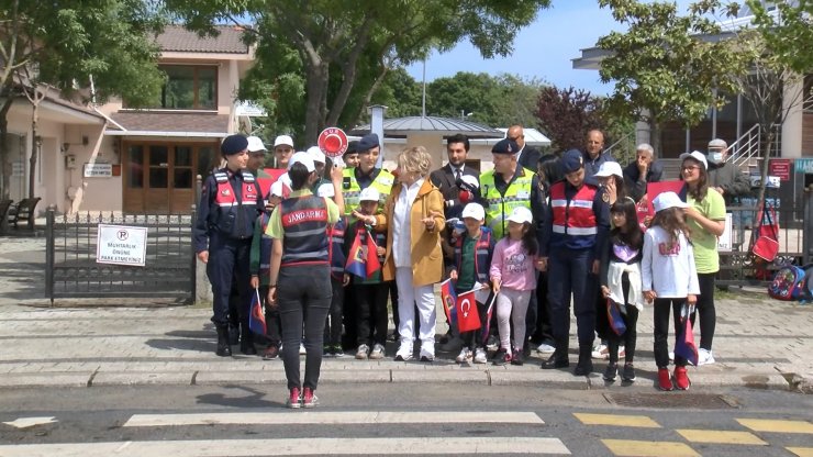 Emel Sayın yayalar için güvenli trafik etkinliğine katıldı