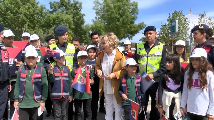 Emel Sayın yayalar için güvenli trafik etkinliğine katıldı