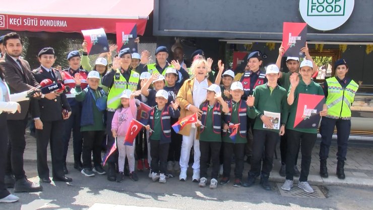 Emel Sayın yayalar için güvenli trafik etkinliğine katıldı