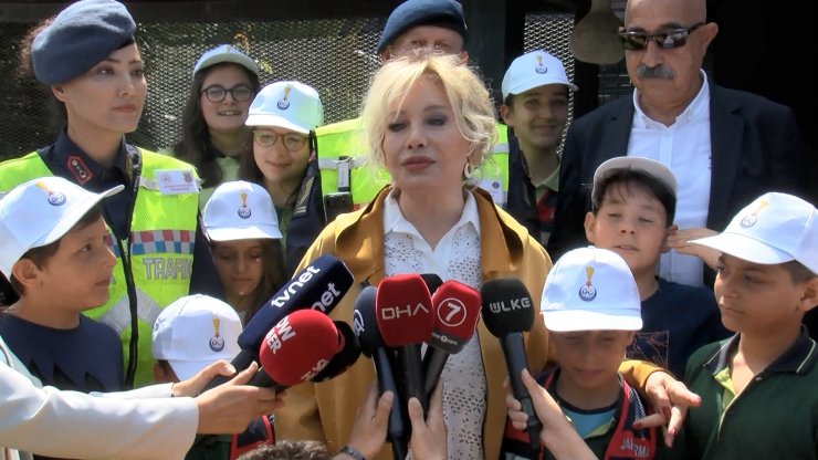 Emel Sayın yayalar için güvenli trafik etkinliğine katıldı