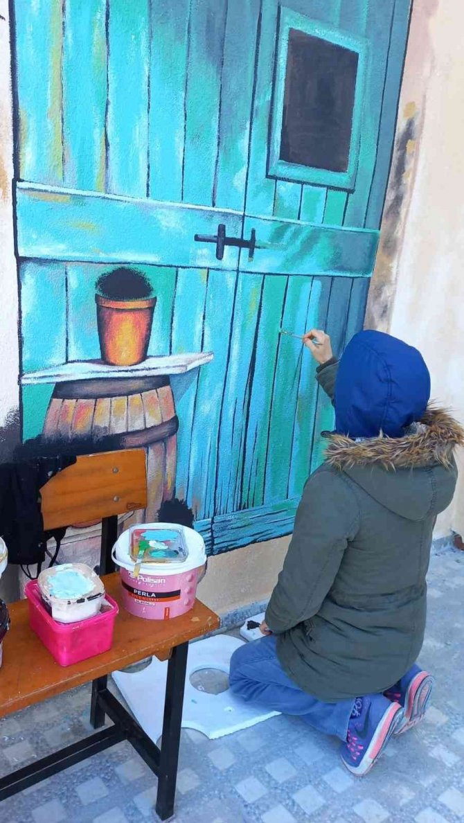 Eski kapılar sanat eserine dönüşüyor