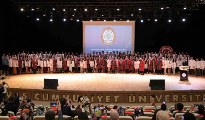 Gecikmeli olsa da beyaz önlüklerini giydiler