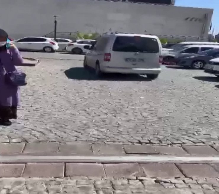 Hastane bahçesindeki teşhirciyi video kaydıyla ifşa etti