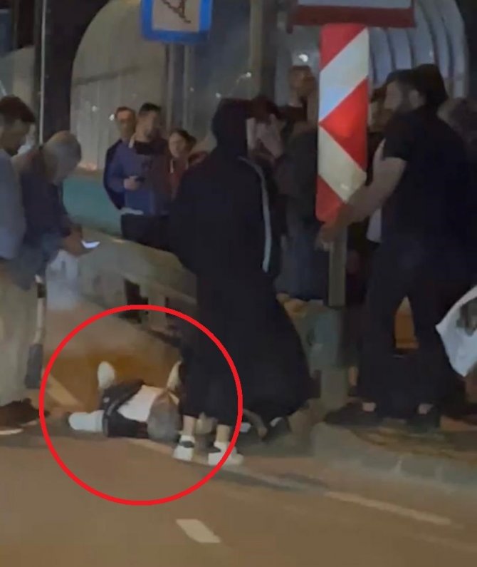 Hatalı duran otomobilden inen yolcuya, makas atan otomobil çarptı