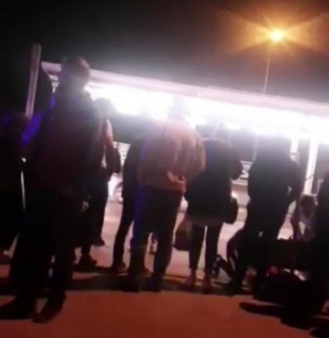 Hatalı duran otomobilden inen yolcuya, makas atan otomobil çarptı