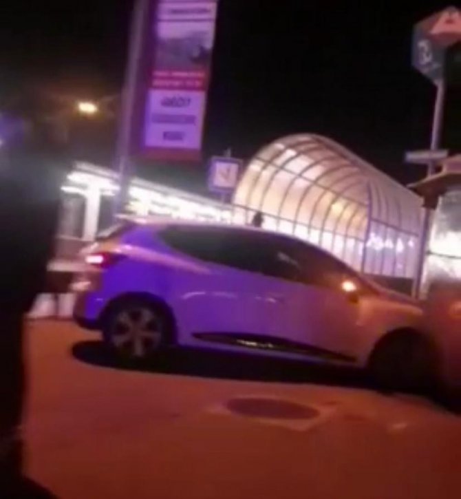 Hatalı duran otomobilden inen yolcuya, makas atan otomobil çarptı