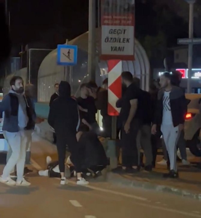 Hatalı duran otomobilden inen yolcuya, makas atan otomobil çarptı