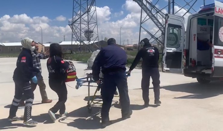 Hayati tehlikesi bulunan bebeğe polis helikopteriyle sevk