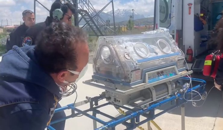 Hayati tehlikesi bulunan bebeğe polis helikopteriyle sevk