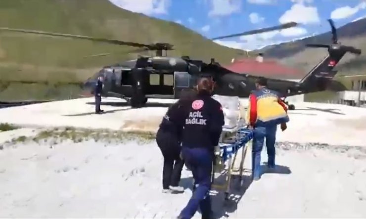Hayati tehlikesi bulunan bebeğe polis helikopteriyle sevk