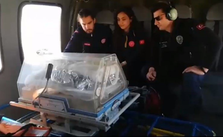 Hayati tehlikesi bulunan bebeğe polis helikopteriyle sevk
