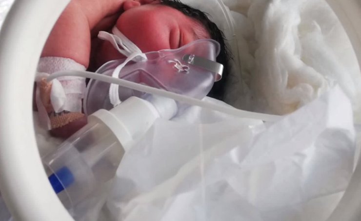 Hayati tehlikesi bulunan bebeğe polis helikopteriyle sevk