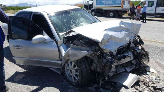 Kafa kafaya çarpışan araçlar hurdaya döndü: 1’i ağır 2 yaralı