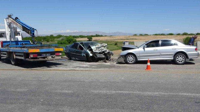 Kafa kafaya çarpışan araçlar hurdaya döndü: 1’i ağır 2 yaralı