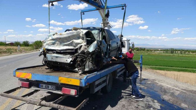 Kafa kafaya çarpışan araçlar hurdaya döndü: 1’i ağır 2 yaralı