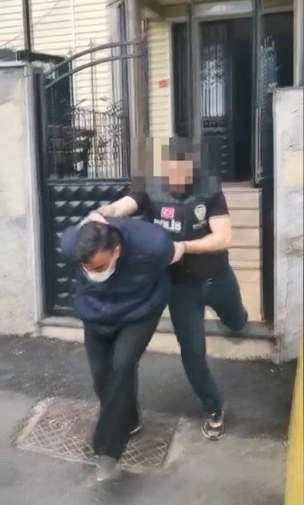 Kardeşini 7 yerinden bıçakladı