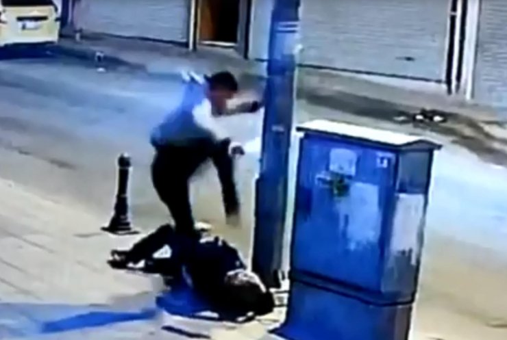 Kavgada bıçaklayıp, başına tekmeyle vurdu