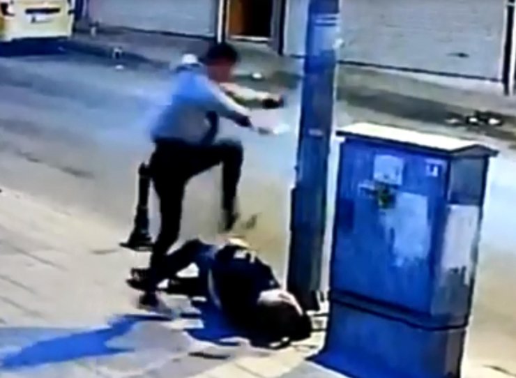 Kavgada bıçaklayıp, başına tekmeyle vurdu