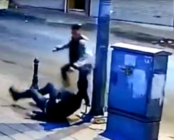 Kavgada bıçaklayıp, başına tekmeyle vurdu