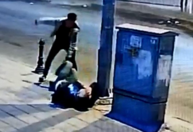 Kavgada bıçaklayıp, başına tekmeyle vurdu