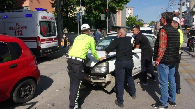 Kavşakta iki otomobil çarpıştı: 3 yaralı