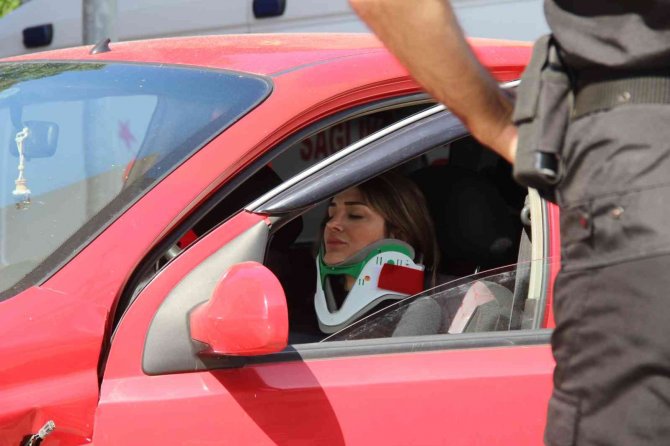 Kavşakta iki otomobil çarpıştı: 3 yaralı