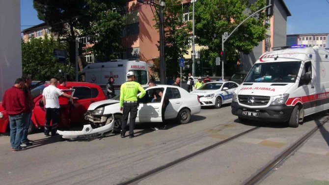 Kavşakta iki otomobil çarpıştı: 3 yaralı