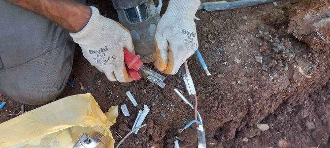 Mardin’de yer altındaki elektrik kablosunu çaldılar