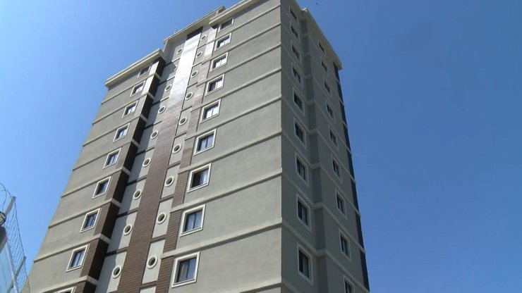 Moloz yüklü asansör yere çakıldı: 2 işçi yaralandı 