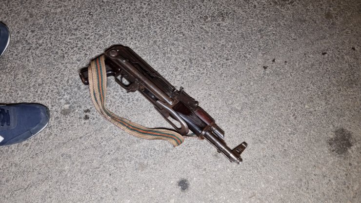 Motosikletli iki şüpheli, kalaşnikof ve 100 mermiyle yakalandı