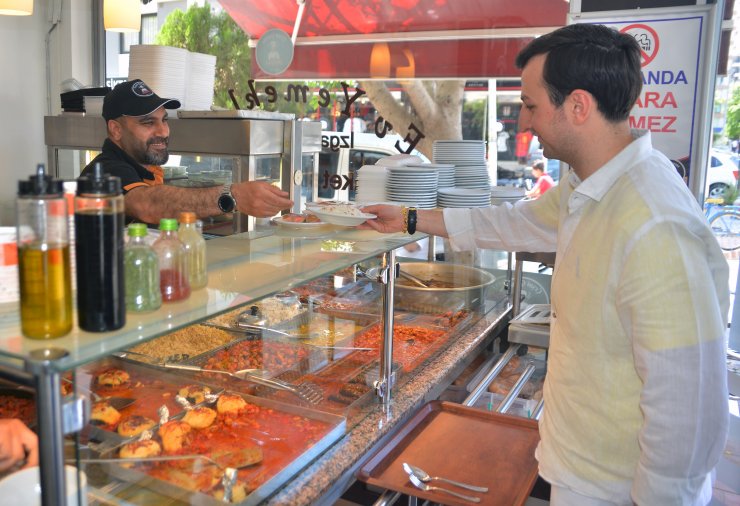 Nefes borusuna yemek kaçtı, 'Heimlich manevrası' bilen işletmeci kurtardı