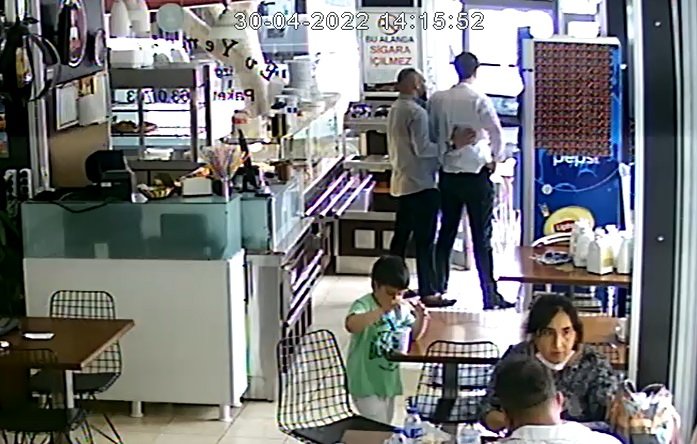 Nefes borusuna yemek kaçtı, 'Heimlich manevrası' bilen işletmeci kurtardı