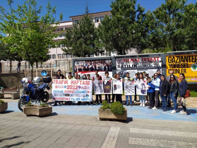 Öğrenciler yol kesip, trafik haftasında farkındalık oluşturdular