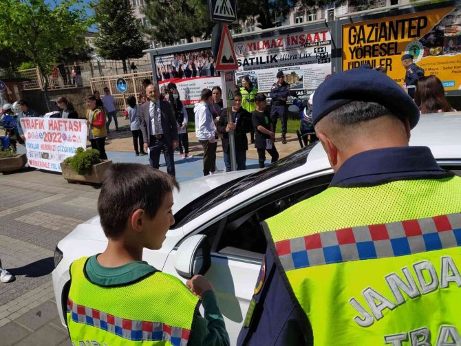 Öğrenciler yol kesip, trafik haftasında farkındalık oluşturdular