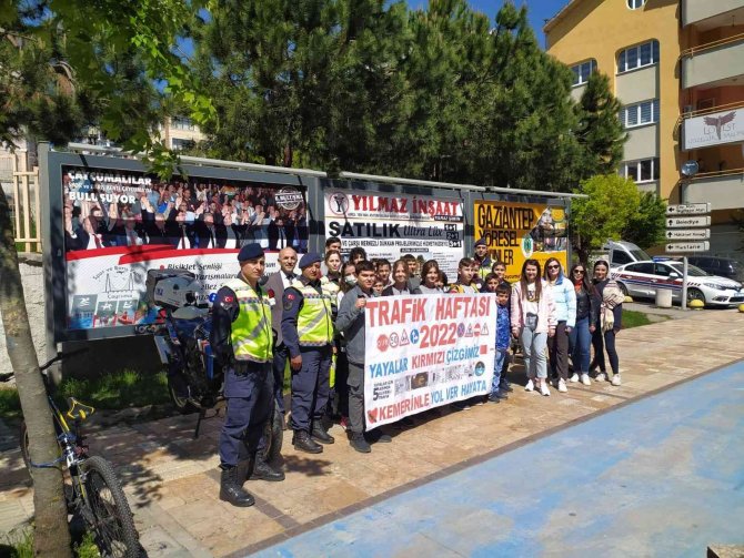 Öğrenciler yol kesip, trafik haftasında farkındalık oluşturdular
