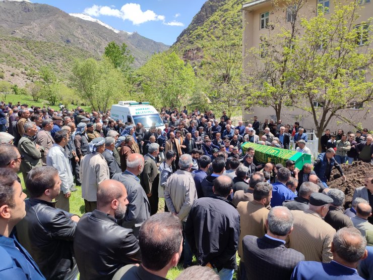 Otomobille minibüs çarpıştı; 1'i polis 2 kişi öldü, 5 kişi yaralandı