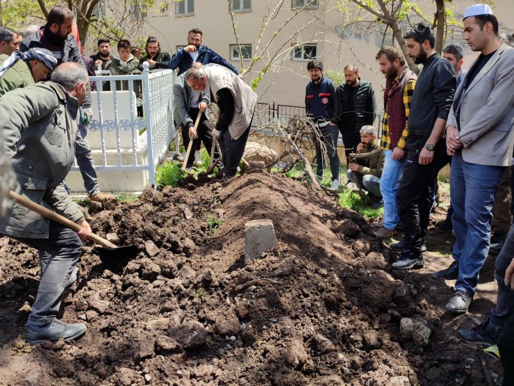 Otomobille minibüs çarpıştı; 1'i polis 2 kişi öldü, 5 kişi yaralandı