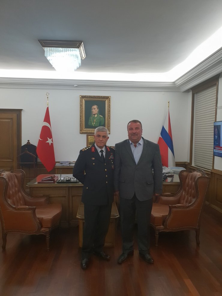 Otomobille minibüs çarpıştı; 1'i polis 2 kişi öldü, 5 kişi yaralandı