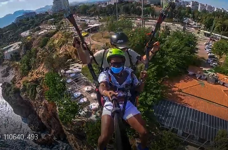 Paraşütte heyecandan bayıldı