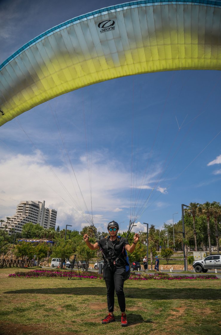 Paraşütte heyecandan bayıldı