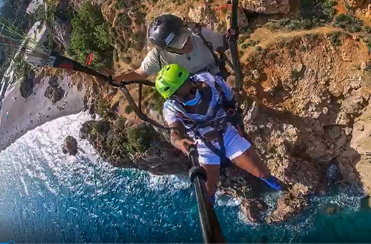Paraşütte heyecandan bayıldı