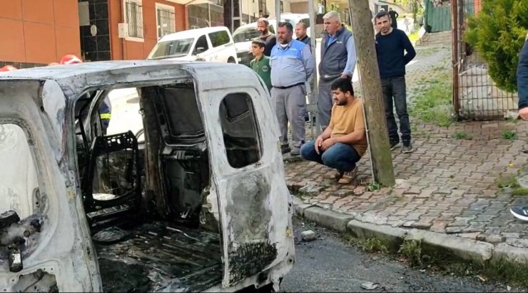 Park halindeki araç alev alev yandı