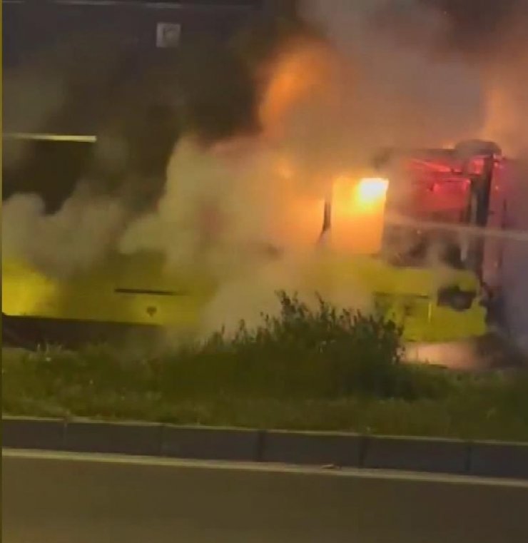 Park halindeki İETT otobüsü alev alev yandı