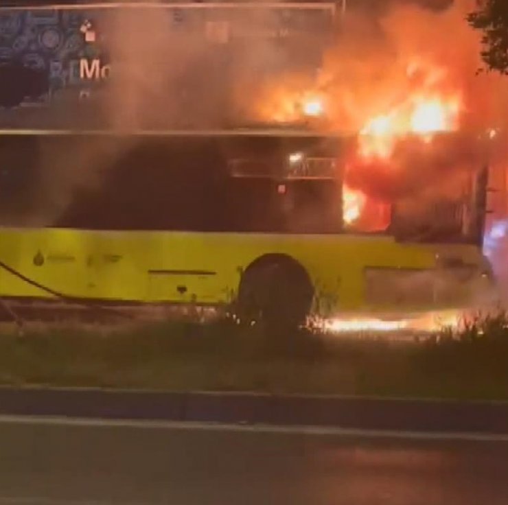 Park halindeki İETT otobüsü alev alev yandı