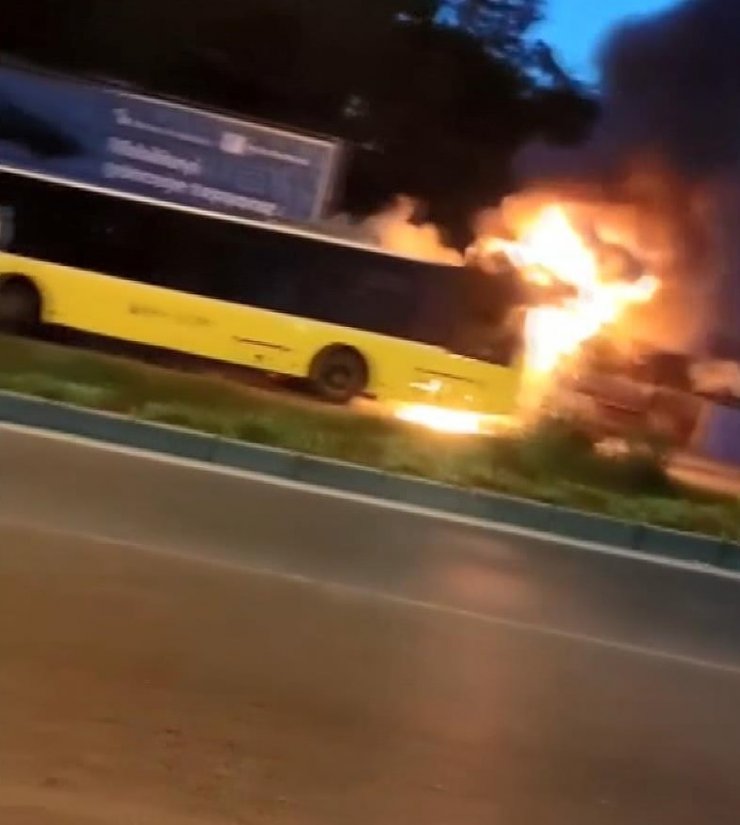 Park halindeki İETT otobüsü alev alev yandı