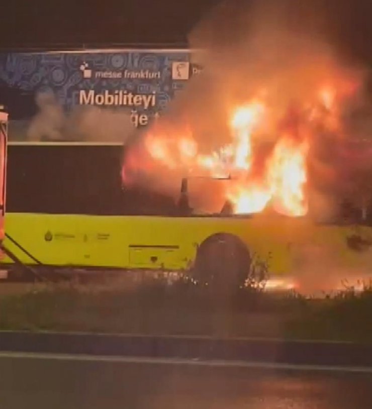Park halindeki İETT otobüsü alev alev yandı