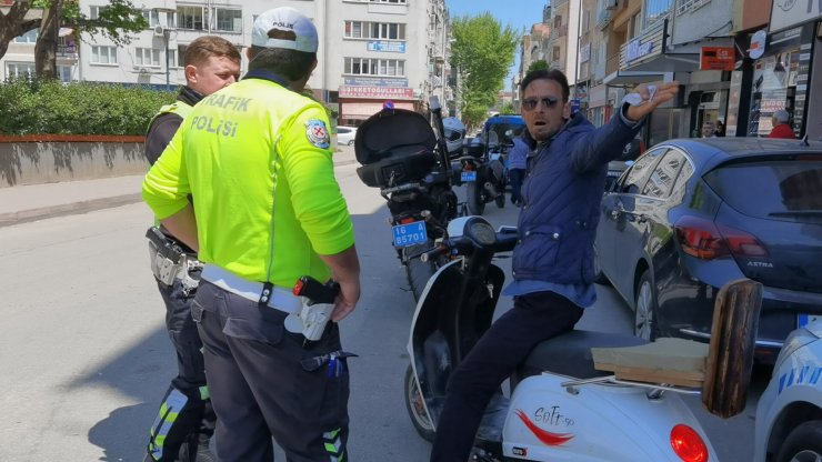 Plakasız motosikletin kasksız sürücüsüne 3 bin 287 TL ceza
