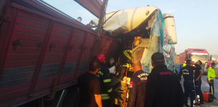 Servis otobüsü demir yüklü kamyona çarptı: 1 ölü, 7'si ağır 30 yaralı 