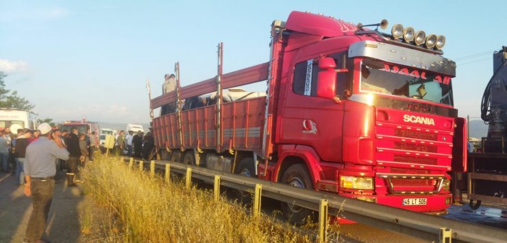 Servis otobüsü demir yüklü kamyona çarptı: 1 ölü, 7'si ağır 30 yaralı 